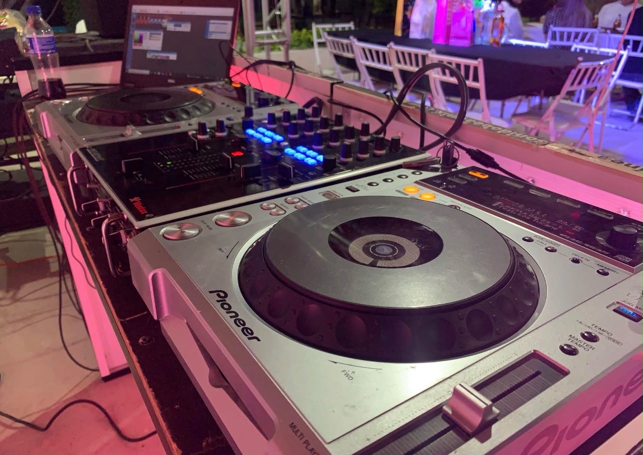 Consola profesional de ETHAN DJ durante un evento