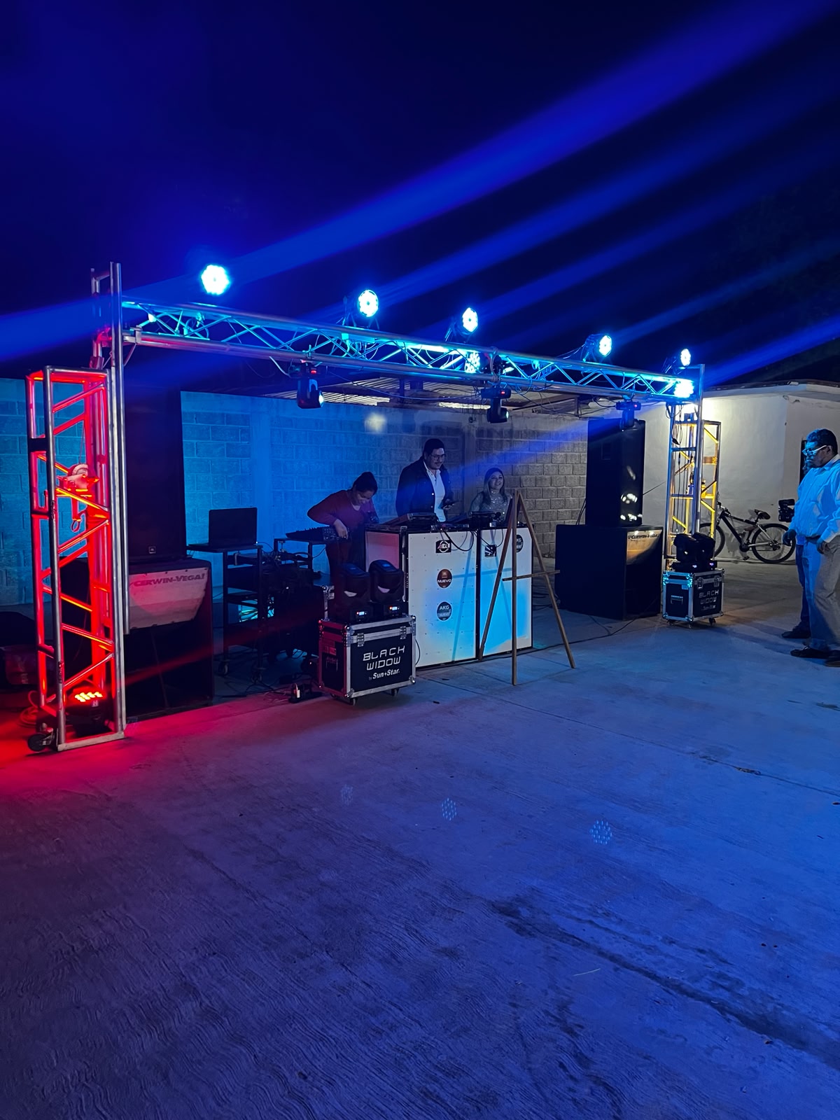 Escenario con luces azules y rojas para evento social