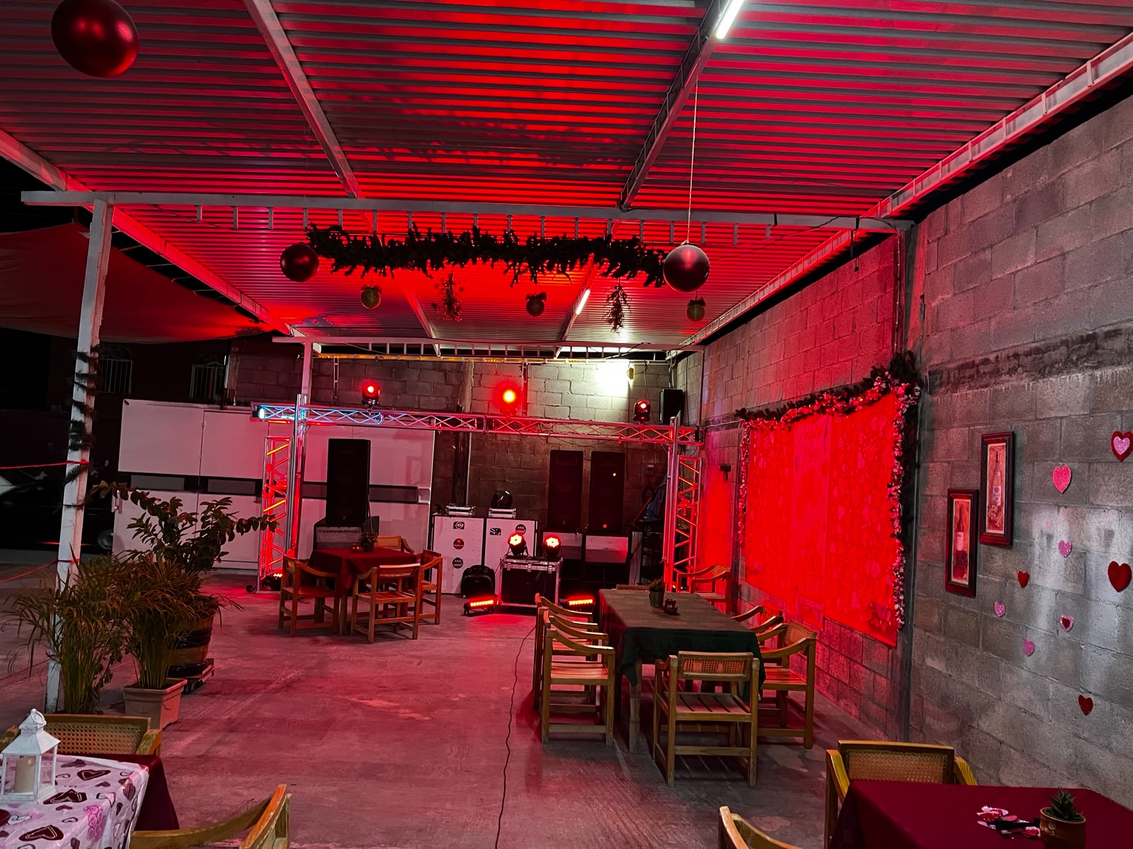 Área de mesas de Mexitaly con escenario e iluminación roja