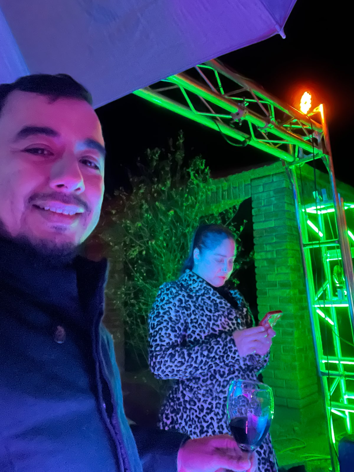 ETHAN DJ con invitada en evento con luces verdes