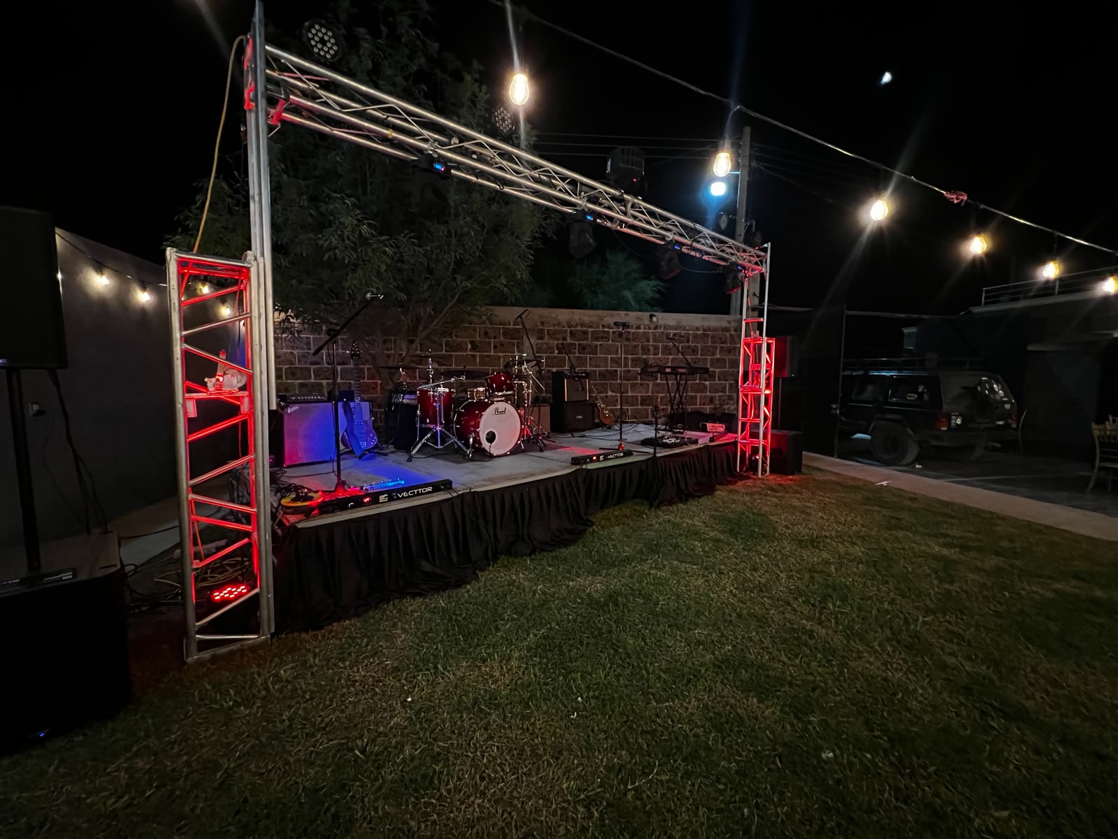 Escenario para agrupaciones musicales con estructura de luces